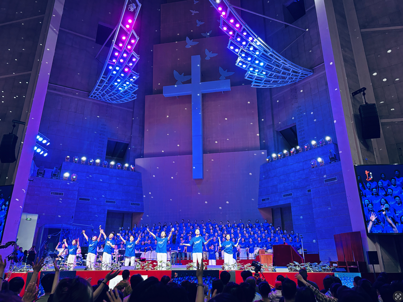 On the evening of May 4, 2025, Christians performed songs and dances to commemorate the 20th anniversary of Chongyi Church's new building in Hangzhou, Zhejiang Province.