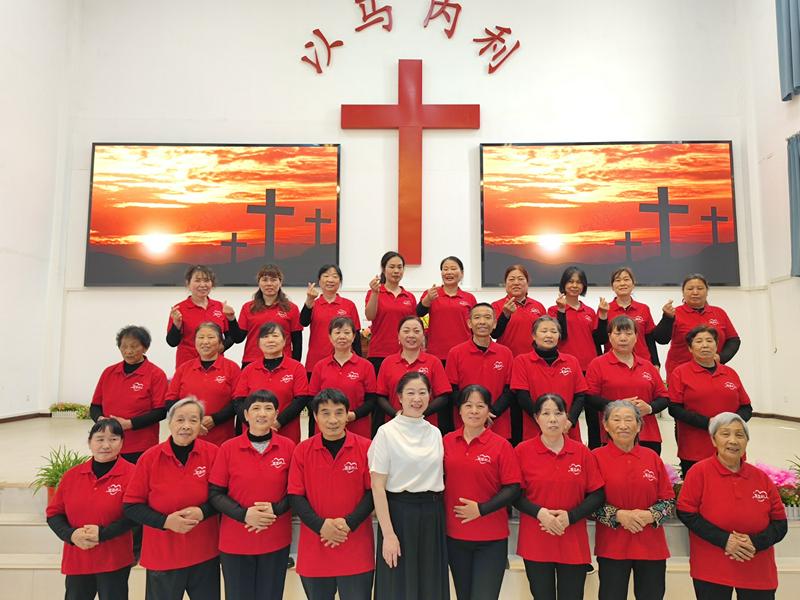 A commemorative photo of a group of believers in joy was taken during the Easter celebration from April 19 to 20, 2025, at Liufang Church in Wuhan, Hubei Province.