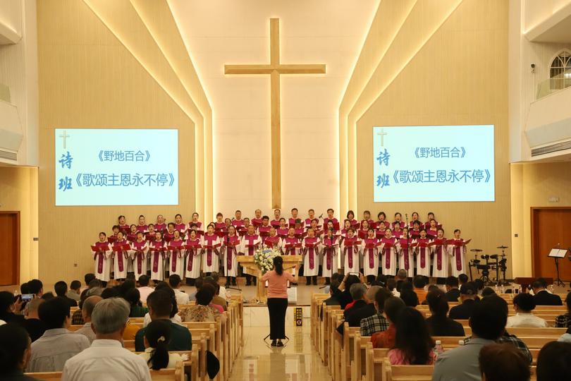 Recently, a choir performed during the dedication ceremony for the Qichun Church in Qichun County, Huanggang City, Hubei Province.
