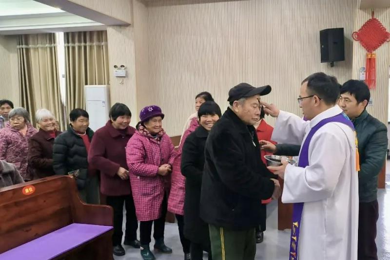 A pastor marked a believer's forehead with the sign of the cross using ashes during the Ash Wednesday worship service held at Gaoxin Church in Xinyu City, Jiangxi Province, on March 6, 2025.