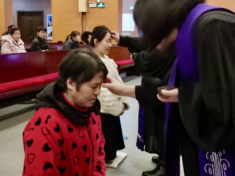 A pastor drew upon a believer's forehead in the sign of the cross with ashes during the Ash Wednesday worship service at Wuxi International Church in Wuxi City, Jiangsu Province, on March 5, 2025.