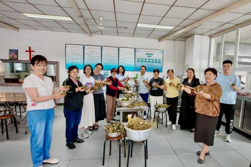 On May 28, 2025, Fengtai Church in Beijing organized a Dragon Boat Festival-themed event with the participation of pastoral staff and volunteers.