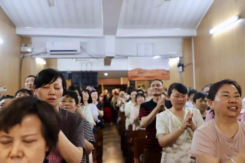Congregants praised the Lord during the evening worship and praise service to commemorate the coming of the Holy Spirit at the Chengbei Church in Jiangyin City, Jiangsu Province, on June 8, 2025.
