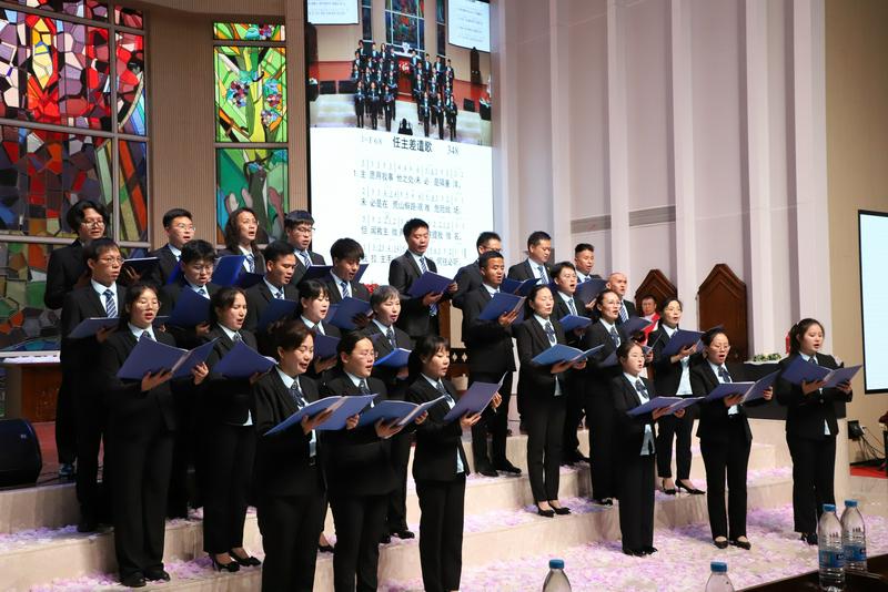 Graduating students presented the hymn “I'll Go Where You Want Me to Go” during the 2025 graduation ceremony at the Zhongnan Theological Seminary in Wuhan City, Hubei Province, on June 18, 2025.