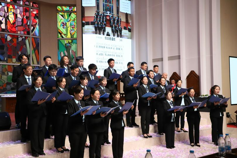 Graduating students presented the hymn “I'll Go Where You Want Me to Go” during the 2025 graduation ceremony at the Zhongnan Theological Seminary in Wuhan City, Hubei Province, on June 18, 2025.