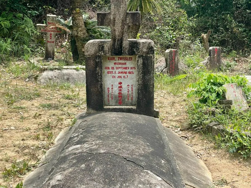 A photo of the gravestone of Karl Zwissler, a Basel Mission missionary, located at Li Lang Holy Mountain Park in Shenzhen, Guangdong.