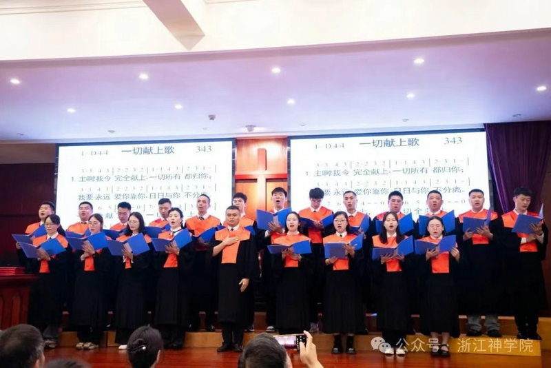 Graduating seminarians offered hymns of praise during the graduation service at Zhejiang Theological Seminary in Hangzhou, Zhejiang Province, on June 26, 2025.