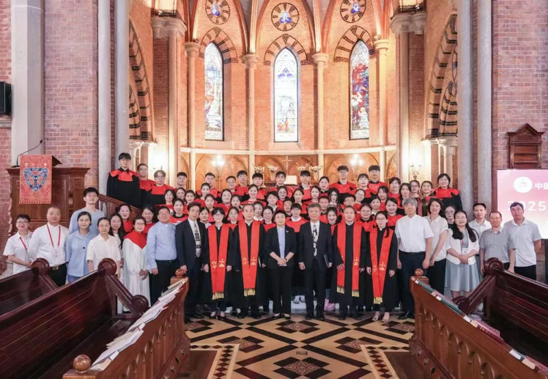 A commemorative photo was taken during the 2025 graduation ceremony of East China Theological Seminary, held at Holy Trinity Cathedral in Shanghai on June 26, 2025.