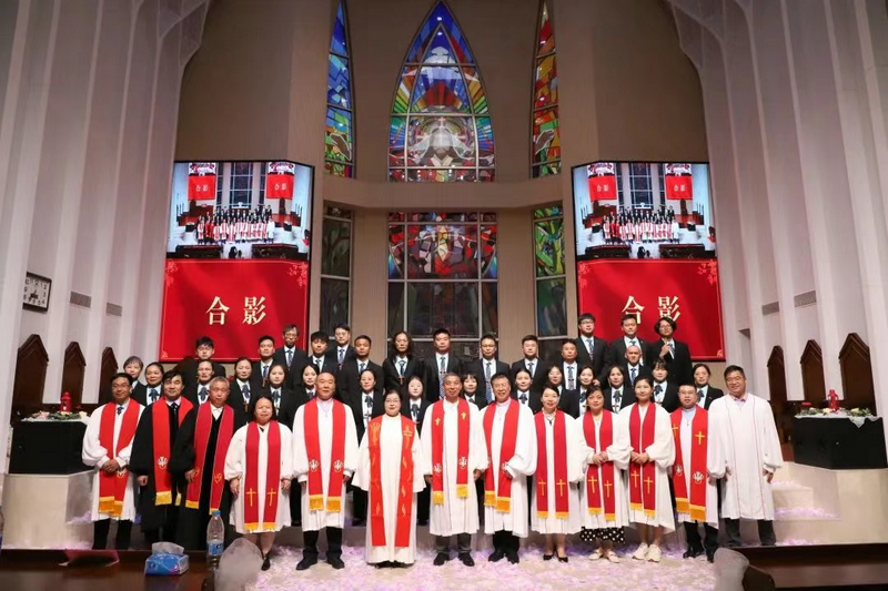 A commemorative picture was captured during the commission service for the 2025 graduating students at the Zhongnan Theological Seminary in Wuhan City, Hubei Province, on June 16, 2025.