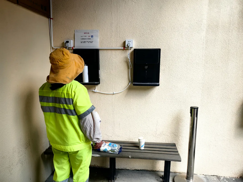 A sanitation worker collected water from the dispenser at Jiaojiang Church in Taizhou, Zhejiang Province, on an unknown day.