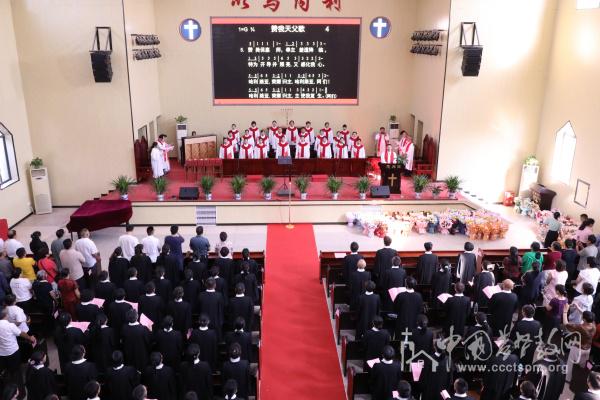 A group photo was taken during the thanksgiving service and graduation ceremony for the Class of 2025 at Jiangxi Bible School in Nanchang City, Jiangxi Province, on July 2, 2025.