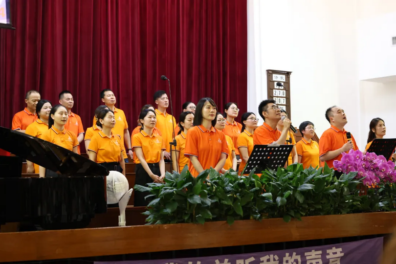 A choir performed during the summer praise meeting jointly organized by Huxi Church and Xinjing Church in Shanghai on July 25, 2025.