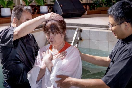 A Christian woman was baptized by immersion at Ningbo Centennial Church in Ningbo City, Zhejiang Province, on July 27, 2025.