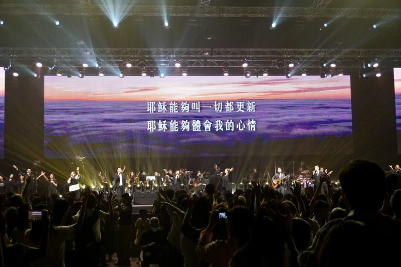 The audience praised the Lord while the Stream of Praise Music Ministries performed during the team's 2025 Asia Tour at the Hong Kong Convention & Exhibition Centre on August 2, 2025.