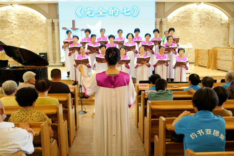 A choir performed during the celebration of the seventh anniversary of the "Joshua Senior Fellowship" at Wenhua Road Church in Pulandian District, Dalian City, Liaoning Province, on August 7, 2025.