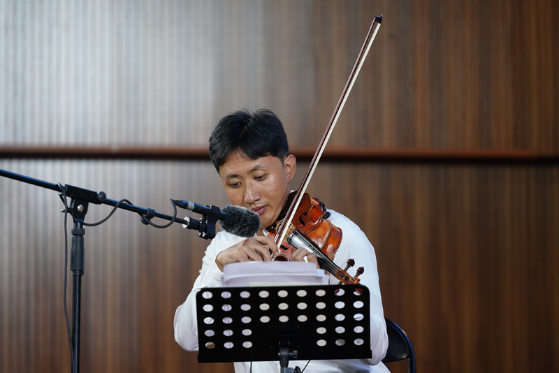 A believer played the violin at the "A Song of Ascents" summer charity concert held at Beichen Church in Kunming, Yunnan Province, on August 16, 2025.