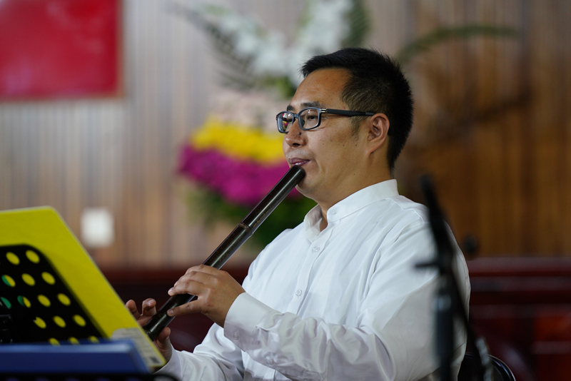 A Christian man performed on the flute during the "A Song of Ascents" summer charity concert at Beichen Church in Kunming, Yunnan Province, on August 16, 2025.