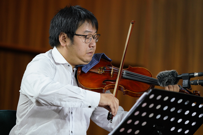 A young man played the violin at the "A Song of Ascents" summer charity concert held at Beichen Church in Kunming, Yunnan Province, on August 16, 2025.