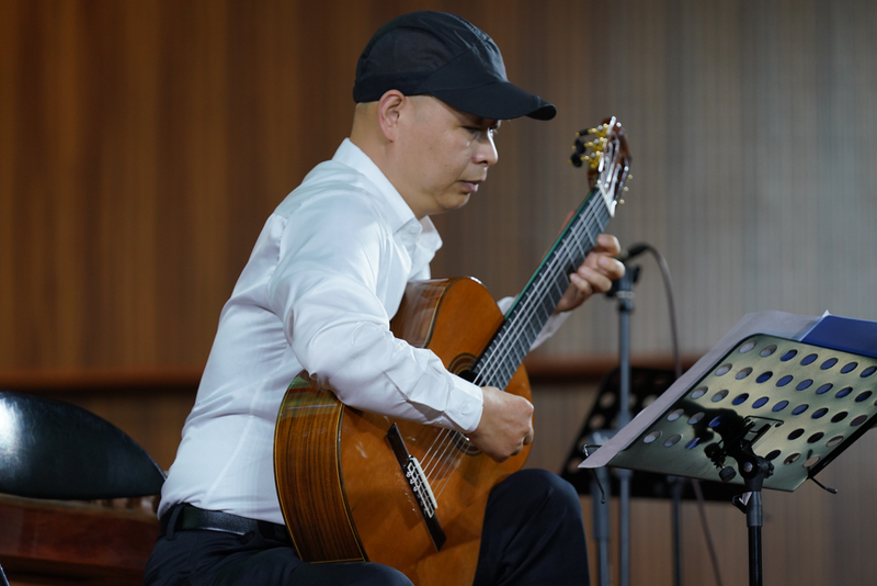 A Christian man performed on the guitar during the "A Song of Ascents" summer charity concert at Beichen Church in Kunming, Yunnan Province, on August 16, 2025.