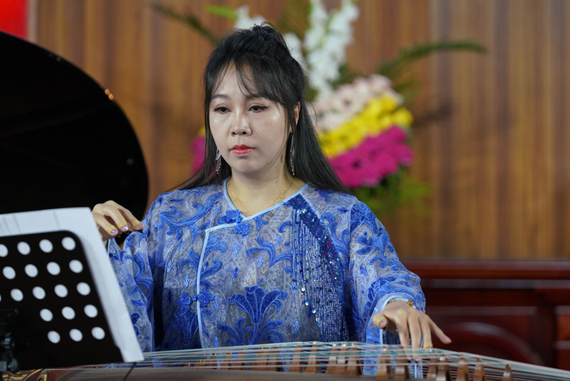 A Christian woman performed on the guzheng at the "A Song of Ascents" summer charity concert held at Beichen Church in Kunming, Yunnan Province, on August 16, 2025.