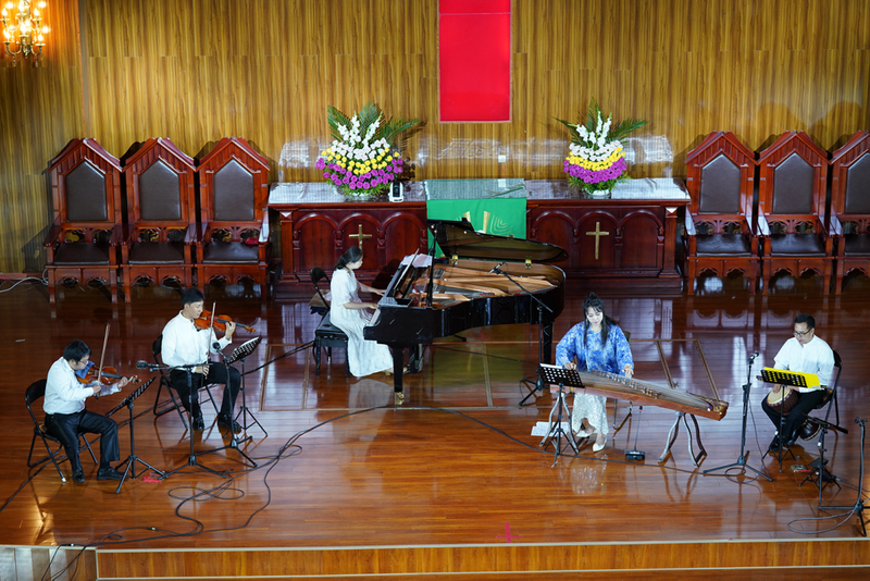 A Chinese and Western instrumental ensemble took the stage at the "A Song of Ascents" summer charity concert held at Beichen Church in Kunming, Yunnan Province, on August 16, 2025.