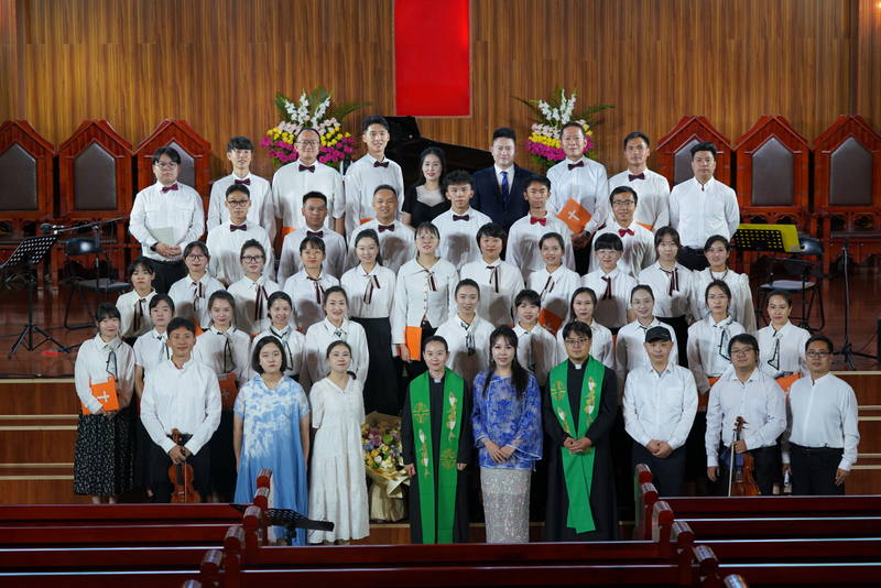 A commemorative photo was captured at the "A Song of Ascents" summer charity concert held at Beichen Church in Kunming, Yunnan Province, on August 16, 2025.