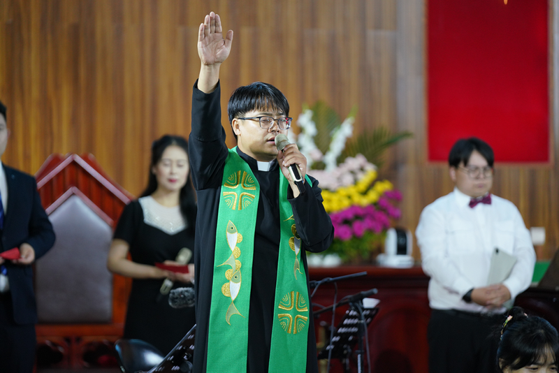 A pastor led a prayer of blessing at the "A Song of Ascents" summer charity concert held at Beichen Church in Kunming, Yunnan Province, on August 16, 2025.