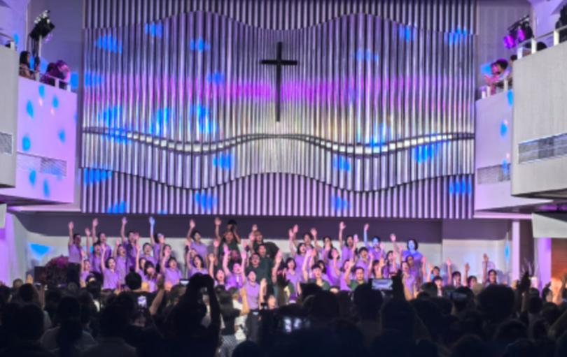 A commemorative photo was taken during the youth choir worship service at Huaxiang Church in Fuzhou, Fujian, on August 23, 2025.