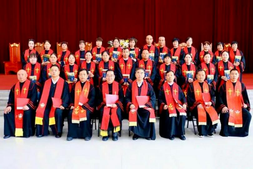 A commemorative photo was taken during the ordination service held at Shuangwang Street Church, in Weinan City, Shaanxi Province, on August 31, 2025.