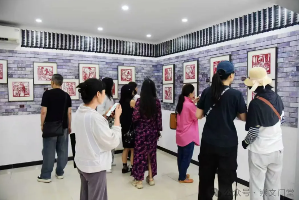 People appreciated the exhibition of paper-cut artworks portraying the life of Jesus at the Chongwenmen Church in Beijing on August 31, 2025.
