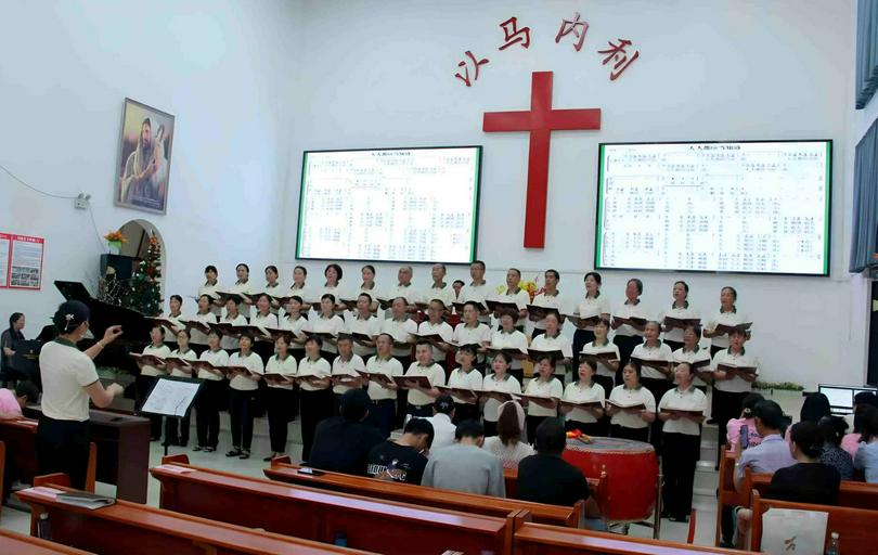 A choir presented a performance to celebrate the 40th anniversary since the resumption of services at Liufang Church in the Jiangxia District of Wuhan City, Hubei Province.