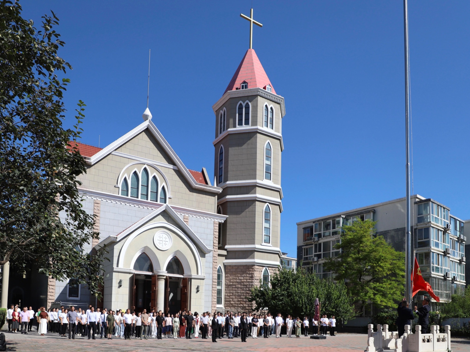 Following the opening worship and ceremony on September 8, 2025, Yanjing Theological Seminary held a flag-raising ceremony for the national flag at the seminary square in Beijing.