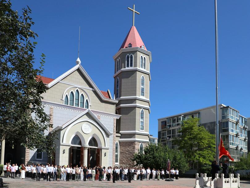 Following the opening worship and ceremony on September 8, 2025, Yanjing Theological Seminary held a flag-raising ceremony for the national flag at the seminary square in Beijing.