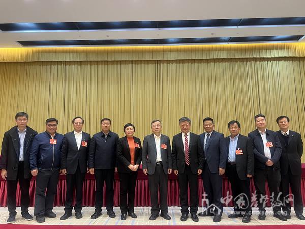 A commemorative photo was taken during the second plenary session of the sixth session of the China Committee on Religion and Peace in Beijing on March 8, 2025.