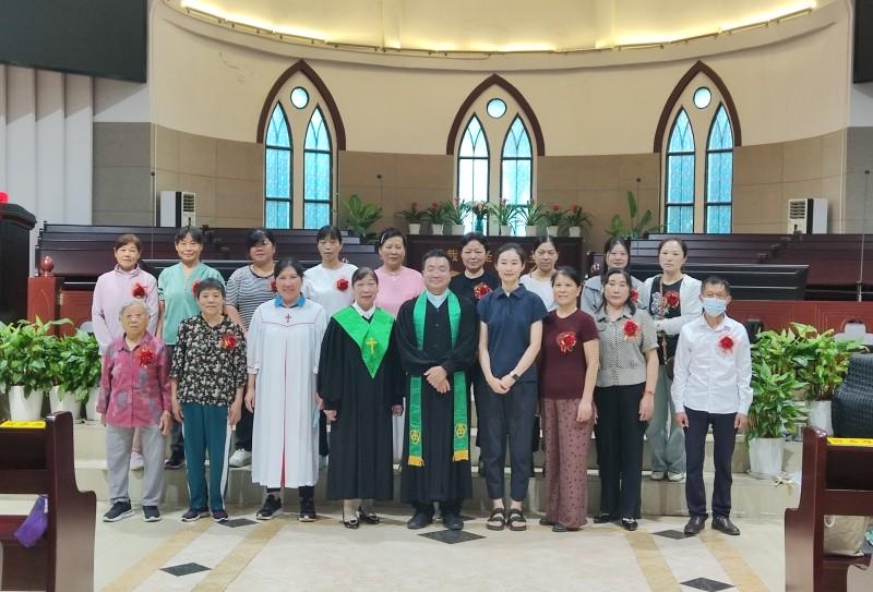 A commemorative photo was taken following the baptism ceremony at the Holy Light Church in Nanjing, Jiangsu, on September 14, 2025.