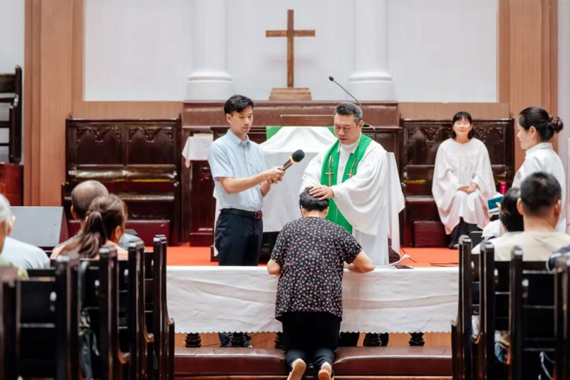Rev. Chen Anfu baptizes an elderly female believer during the Sunday worship and baptism service at Tian’an Church in Fuzhou, Fujian, on September 14, 2025.
