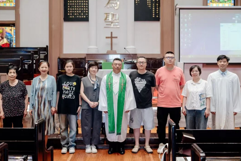 A commemorative photo of the newly baptized believers with Rev. Chen Anfu at Tian’an Church in Fuzhou, Fujian, following the Sunday worship and baptism service on September 14, 2025.