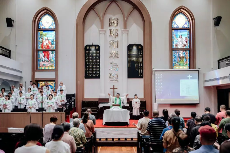 Senior Pastor Rev. Chen Anfu presides over the Holy Communion service at Tian’an Church in Fuzhou, Fujian, on September 14, 2025.