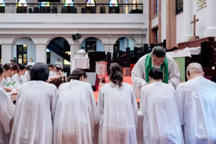 The congregation receives Holy Communion during the Sunday worship and baptism service at Tian’an Church in Fuzhou, Fujian, on September 14, 2025.