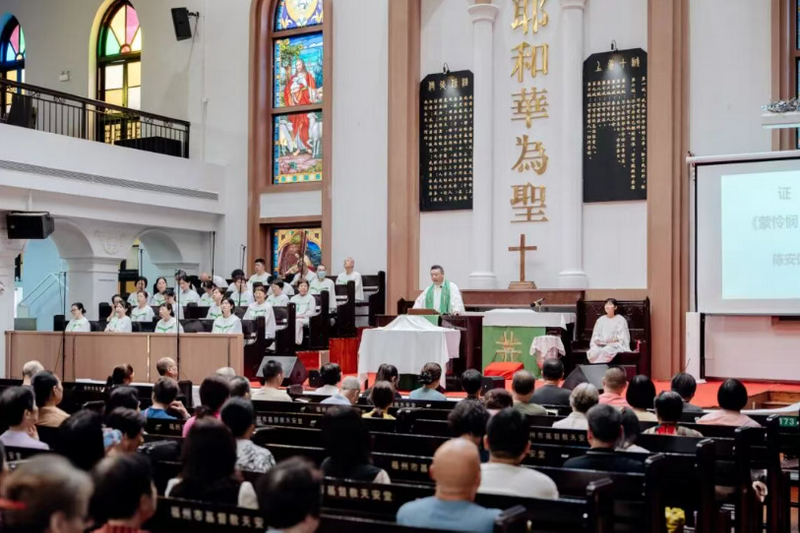 Senior Pastor Rev. Chen Anfu delivers a sermon titled “Mercy, Salvation” during the Sunday worship and baptism service at Tian’an Church in Fuzhou, Fujian, on September 14, 2025.