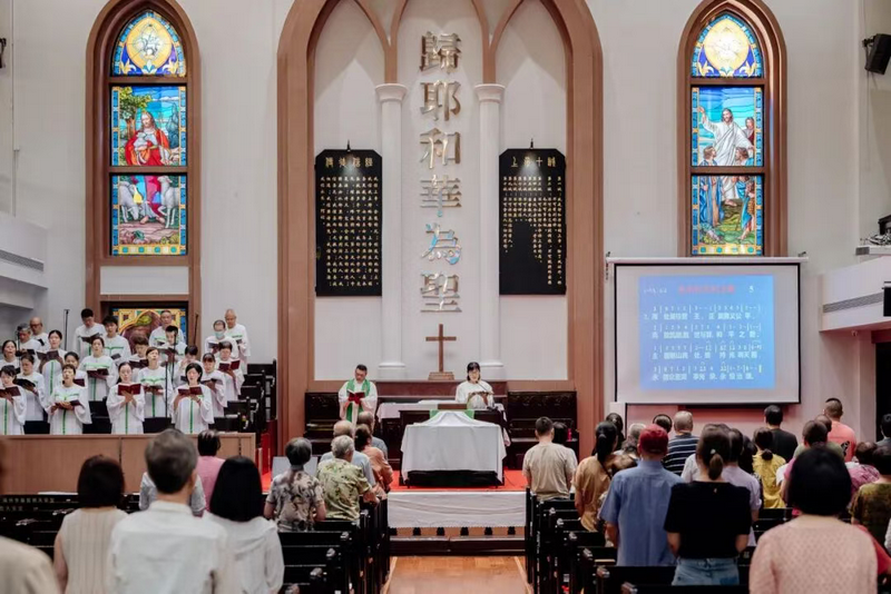 The congregation sings the hymn “The Lord of Abraham” together during the Sunday worship and baptism service at Tian’an Church in Fuzhou, Fujian, on September 14, 2025.