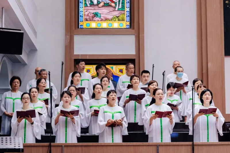 The choir sings during the Sunday worship and baptism service at Tian’an Church in Fuzhou, Fujian, on September 14, 2025.