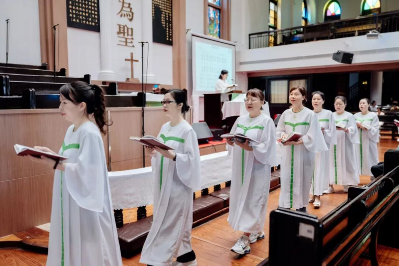 The choir enters the sanctuary at Tian’an Church in Fuzhou, Fujian, as the Sunday worship and baptism service begins on September 14, 2025