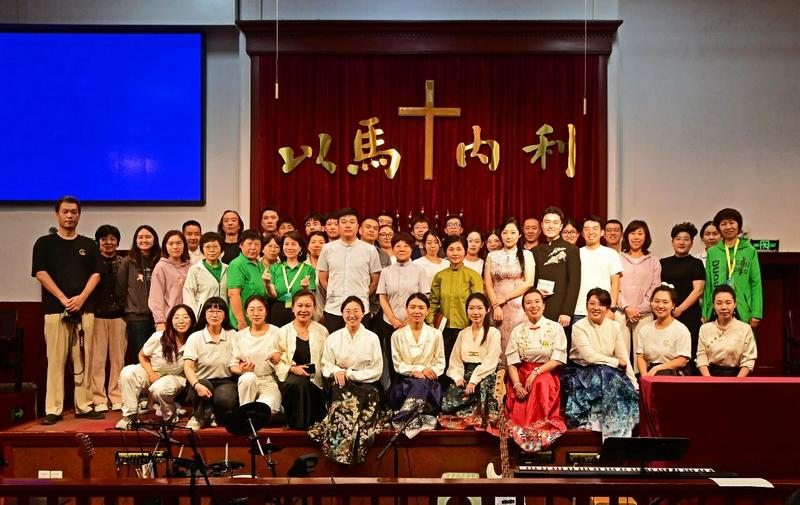 A commemorative photo was taken during the thanksgiving and praise ceremony marking the Mid-Autumn Festival held at Gangwashi Church in Beijing on September 25, 2025.