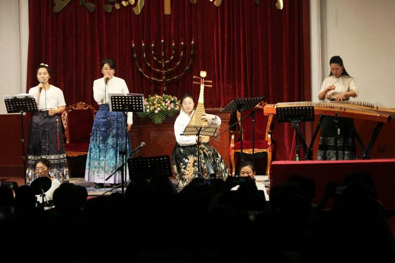 Believers presented performance during the thanksgiving and praise ceremony marking the Mid-Autumn Festival held at Gangwashi Church in Beijing on September 25, 2025.