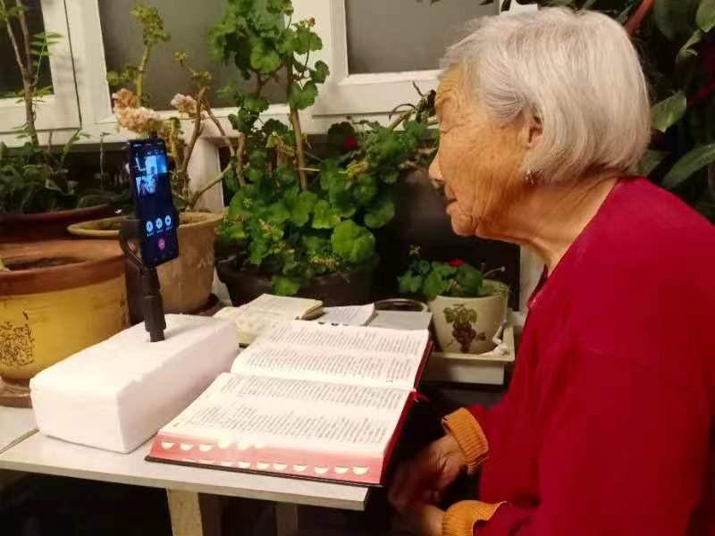 Pastor Li Qingzhen in her eighties attended online study session on an unknown day.