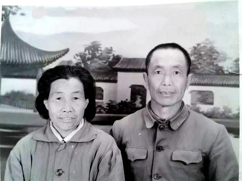A black and white photo of the young Pastor Li Qingzhen and her husband