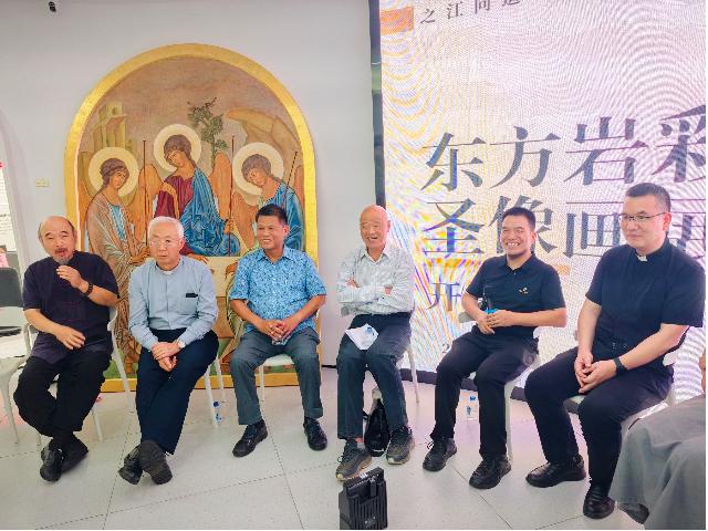 A group photo was taken during the Eastern Mineral-Pigment Iconography Exhibition in Ningbo, Zhejiang Province, on September 29, 2025.