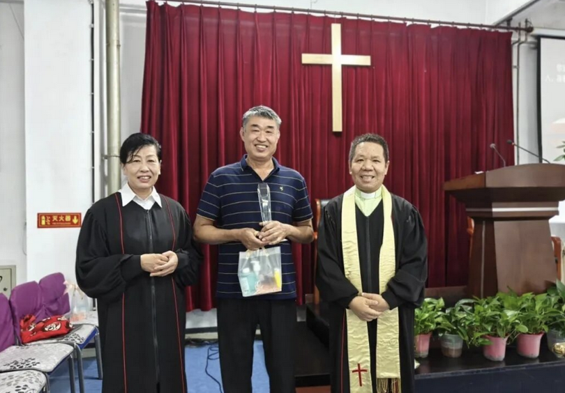 A commemorative photo was taken during the "Bible Key Verse Contest" held at the Changxindian meeting point in Fengtai District, Beijing, on October 5, 2025.