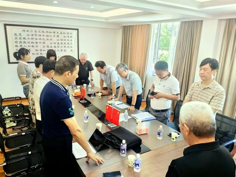 A group prayed during the research tour of a delegation led by Rev. Zhang Yaofa, president of Zhejiang Christian Council, and Rev. Jiang Chong'en, deputy director of the provincial CC&TSPM office, which visited churches in Taizhou City, Zhejiang Province, from October 10 to 12, 2025.